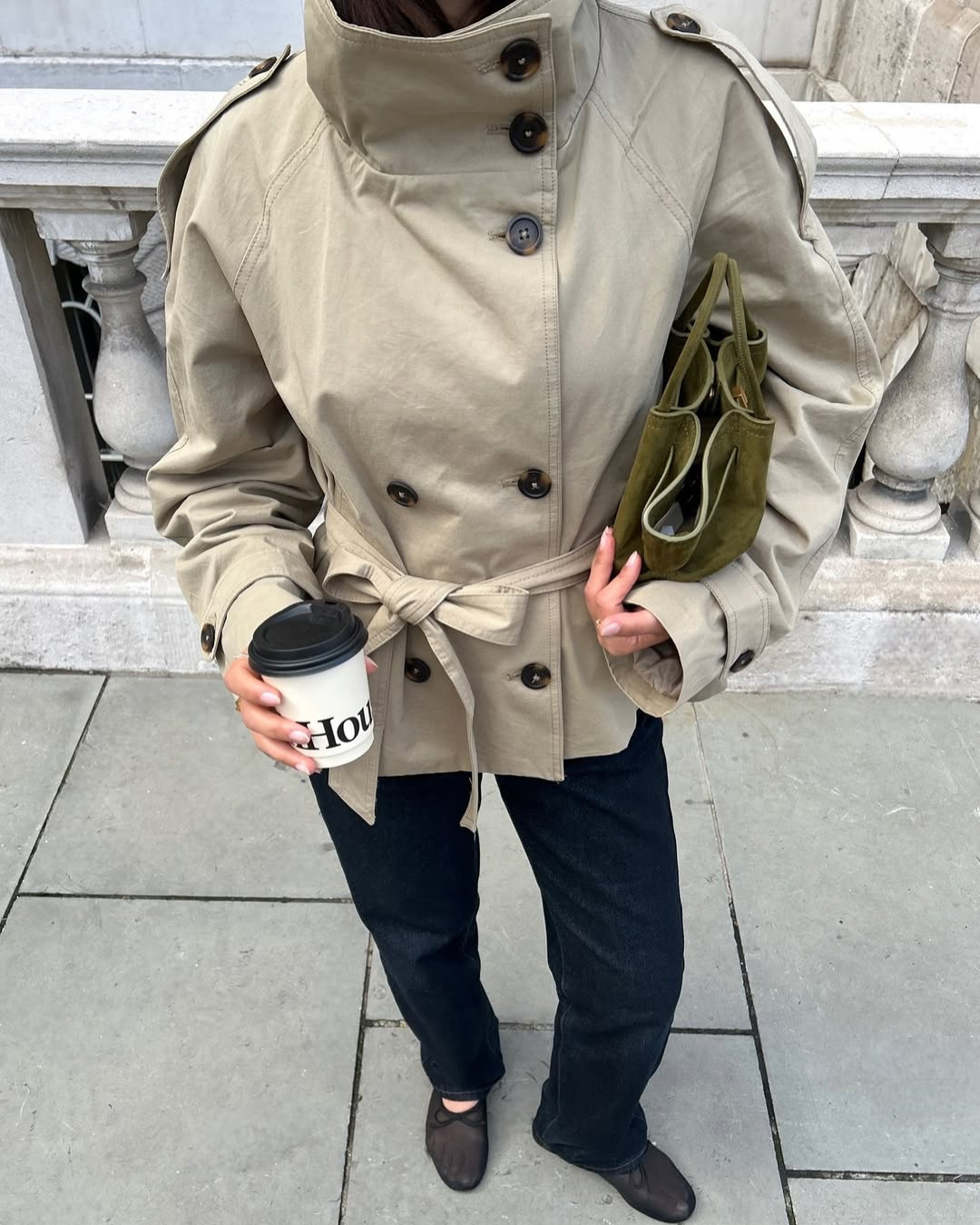 Idessa – Una gabardina corta con un toque moderno