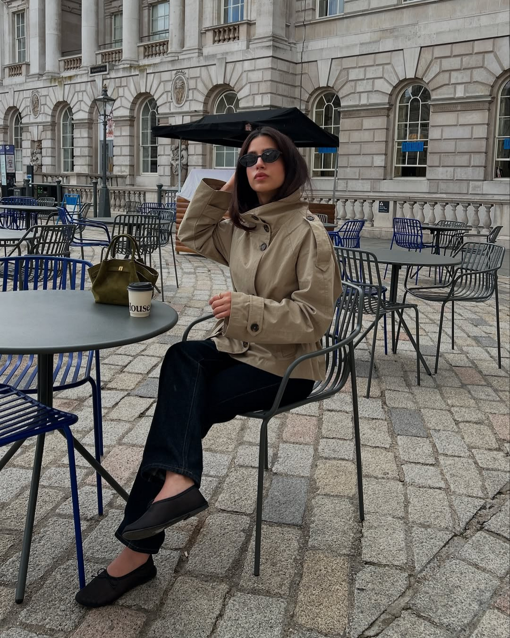 Idessa – Una gabardina corta con un toque moderno