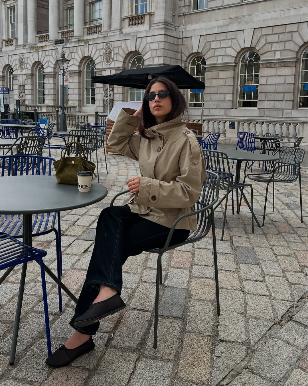 Idessa – Una gabardina corta con un toque moderno