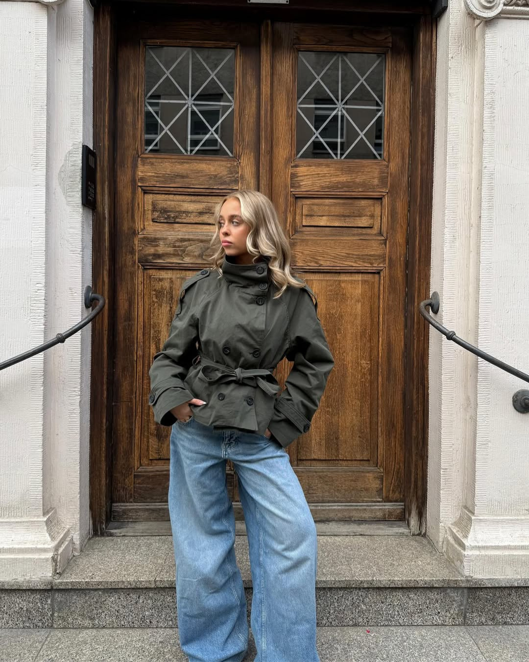 Idessa – Una gabardina corta con un toque moderno