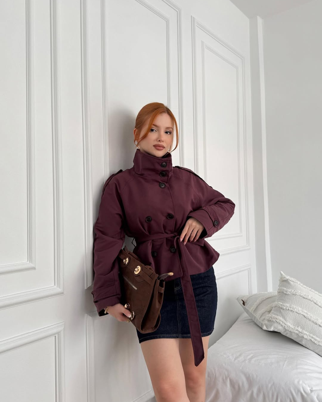 Idessa – Una gabardina corta con un toque moderno