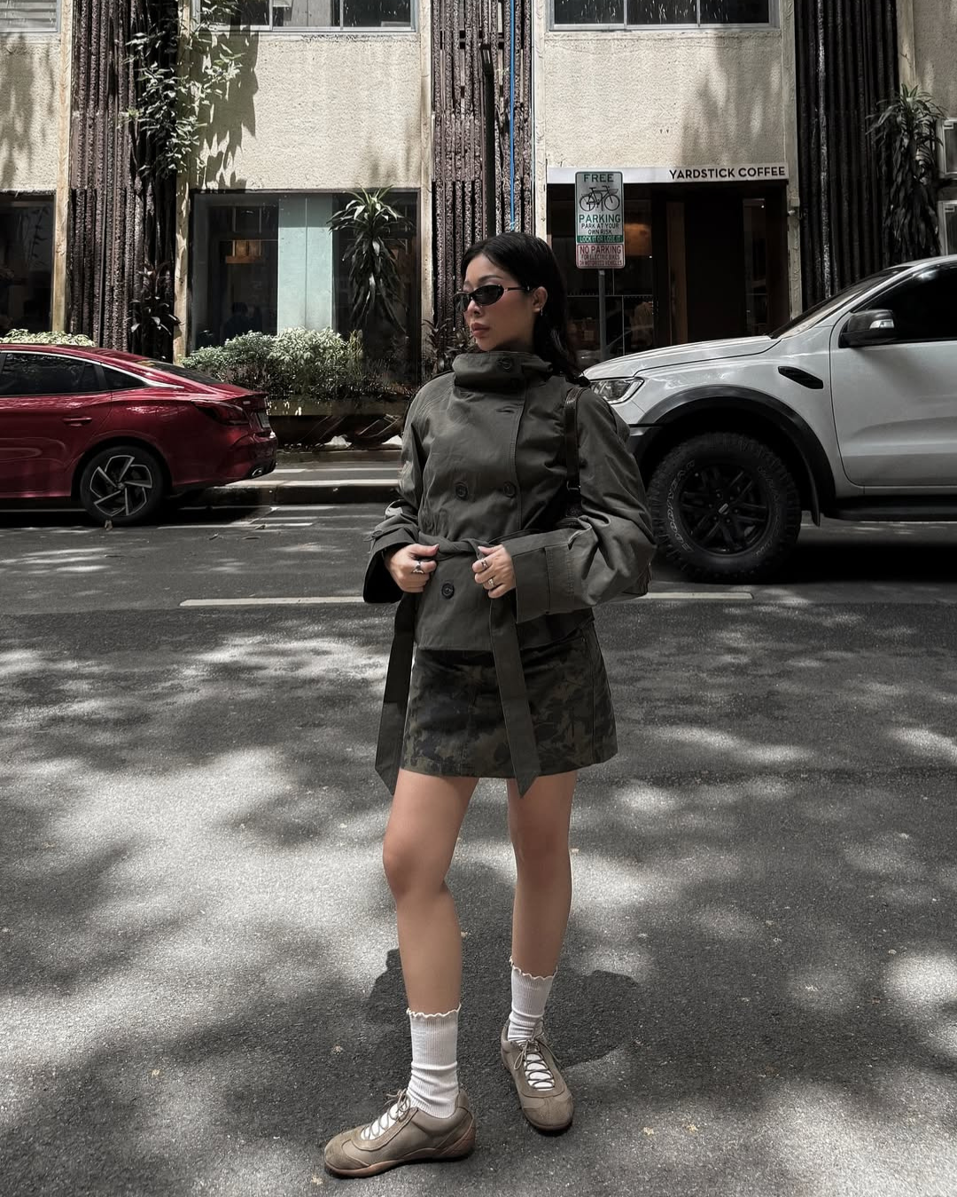 Idessa – Una gabardina corta con un toque moderno