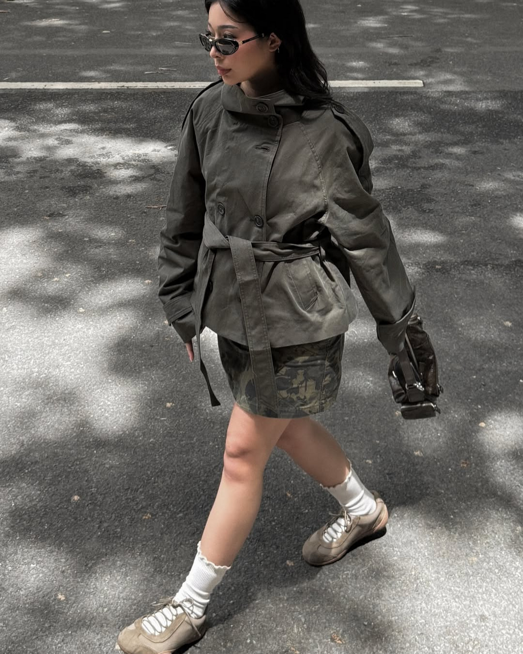 Idessa – Una gabardina corta con un toque moderno