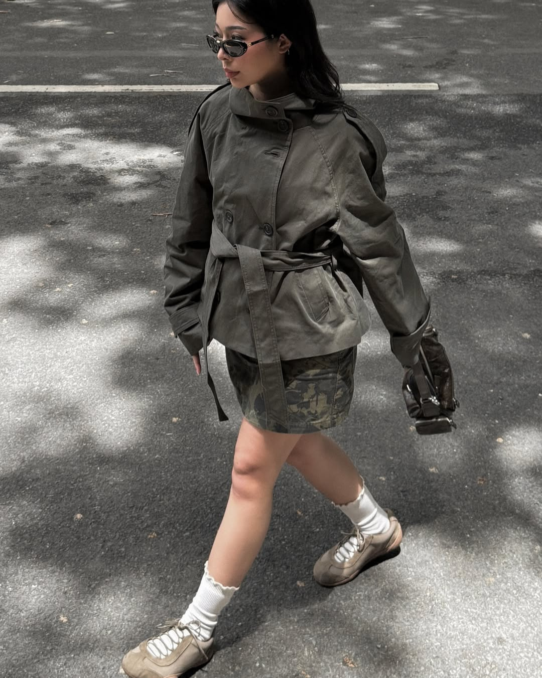 Idessa – Una gabardina corta con un toque moderno