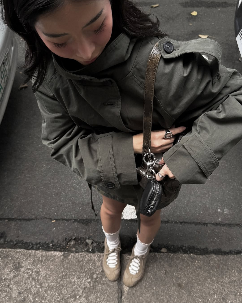 Idessa – Una gabardina corta con un toque moderno