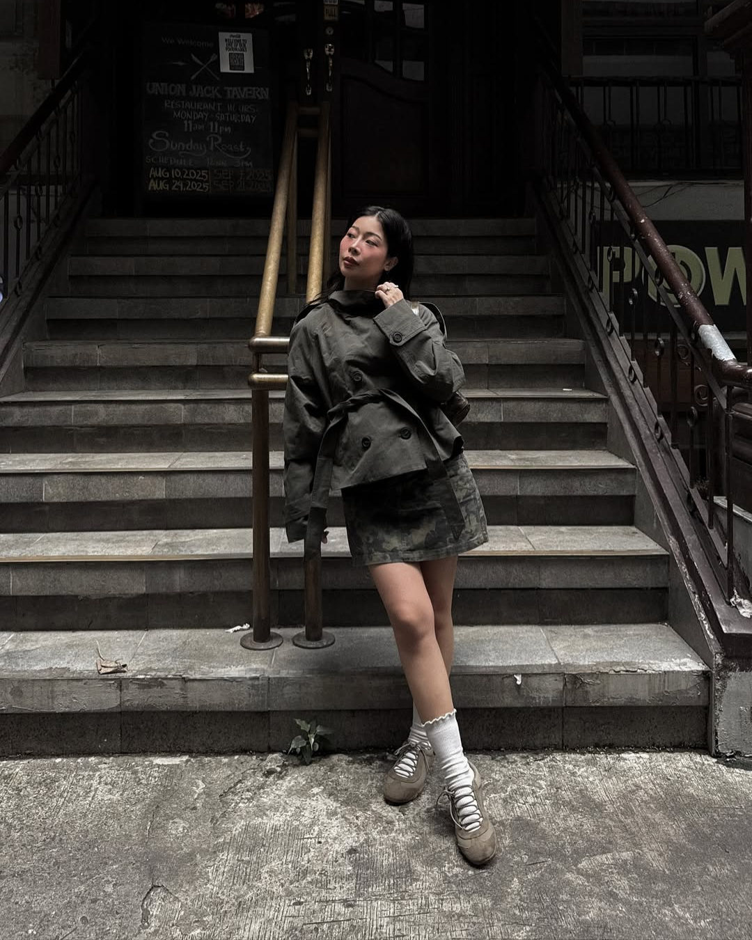 Idessa – Una gabardina corta con un toque moderno
