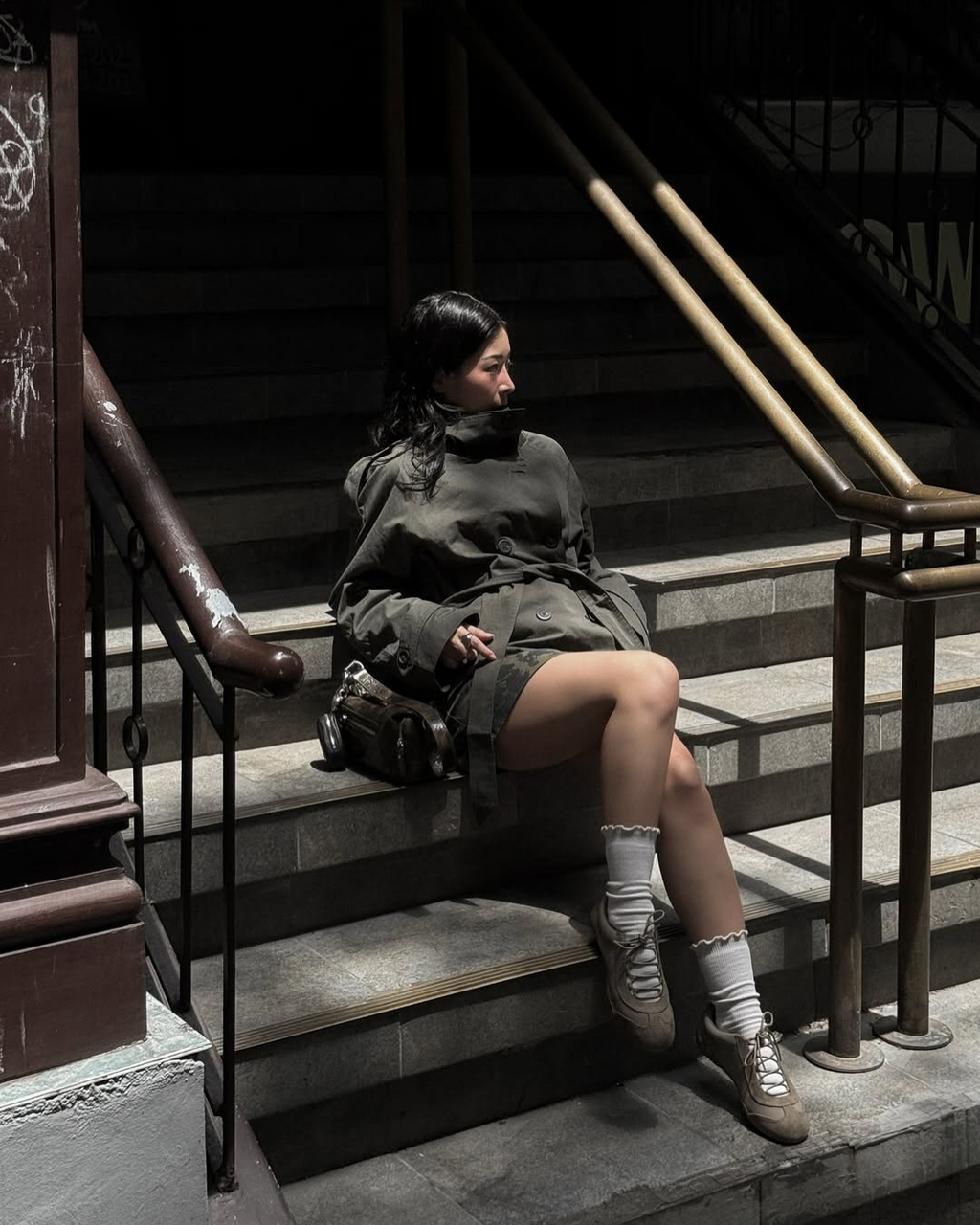 Idessa – Una gabardina corta con un toque moderno