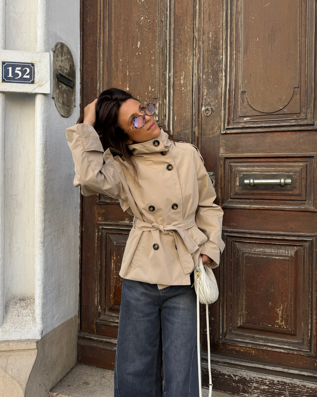 Idessa – Una gabardina corta con un toque moderno