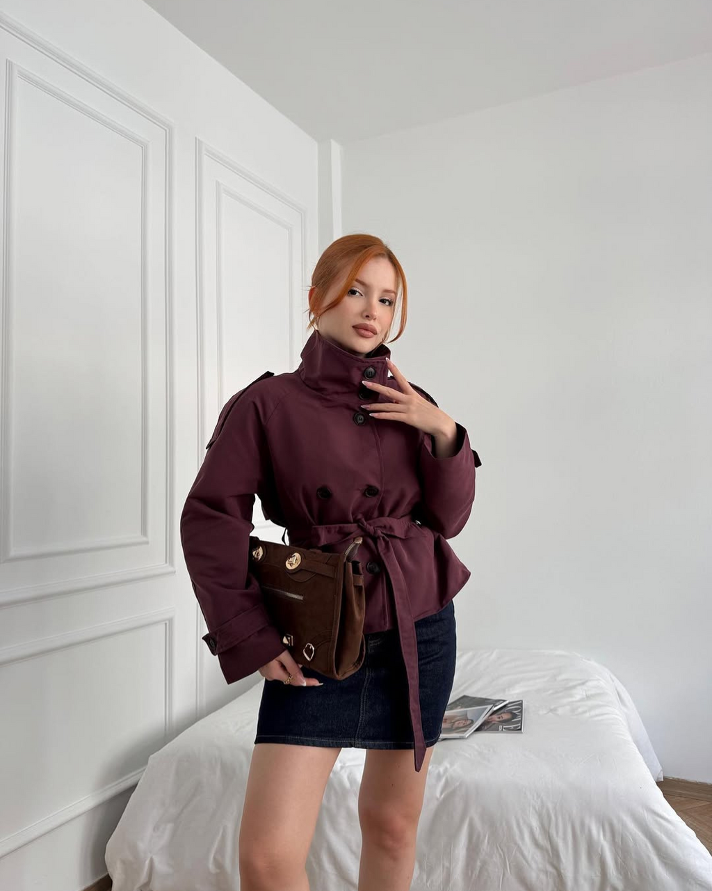 Idessa – Una gabardina corta con un toque moderno