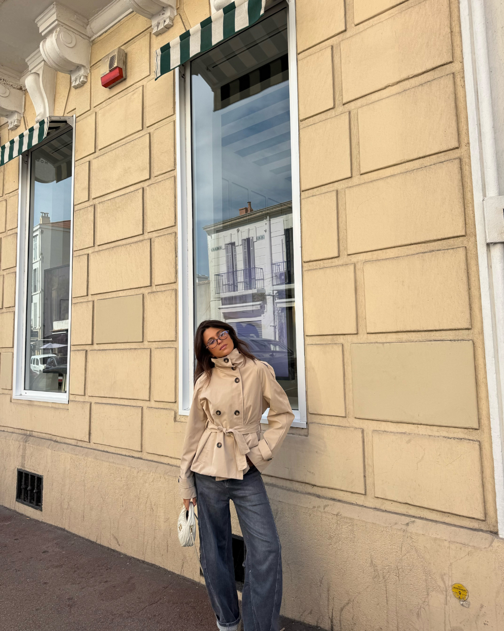 Idessa – Una gabardina corta con un toque moderno