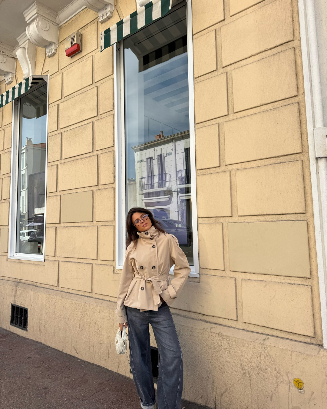 Idessa – Una gabardina corta con un toque moderno