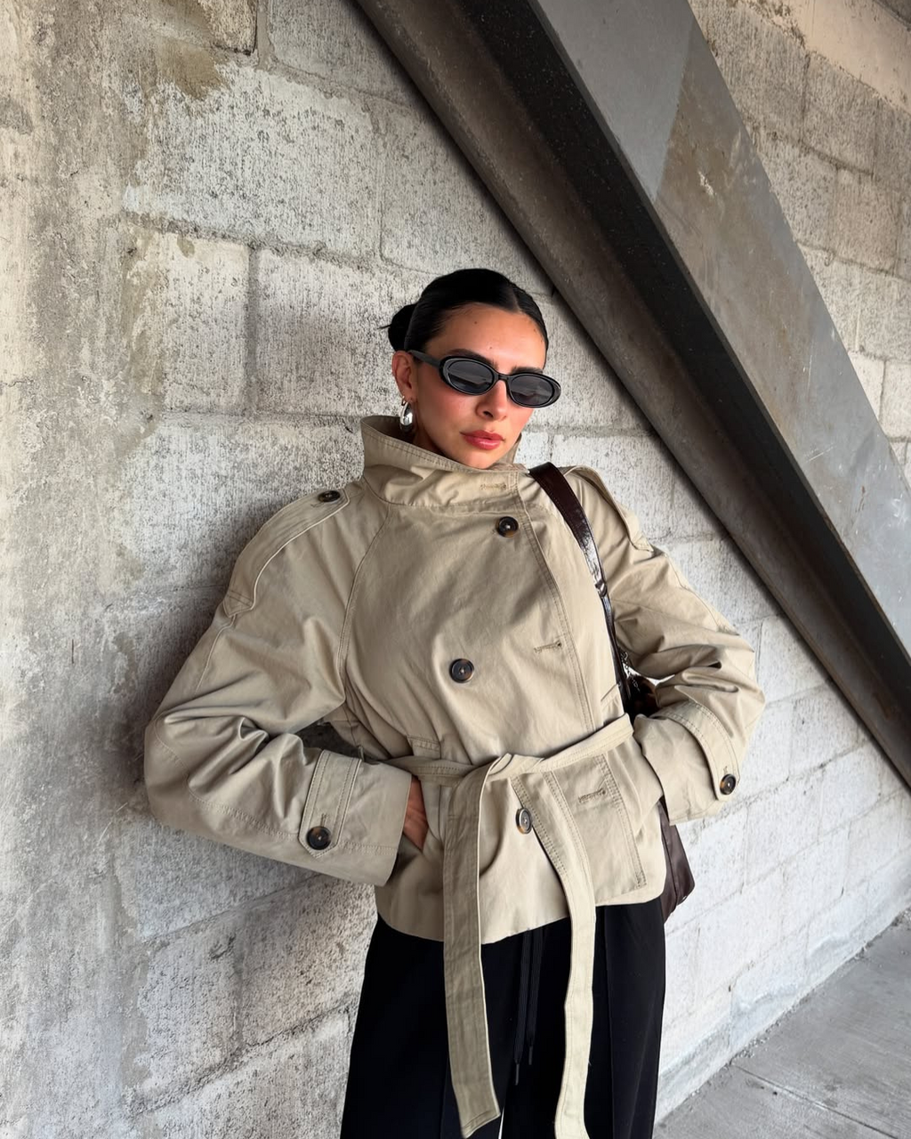 Idessa – Una gabardina corta con un toque moderno