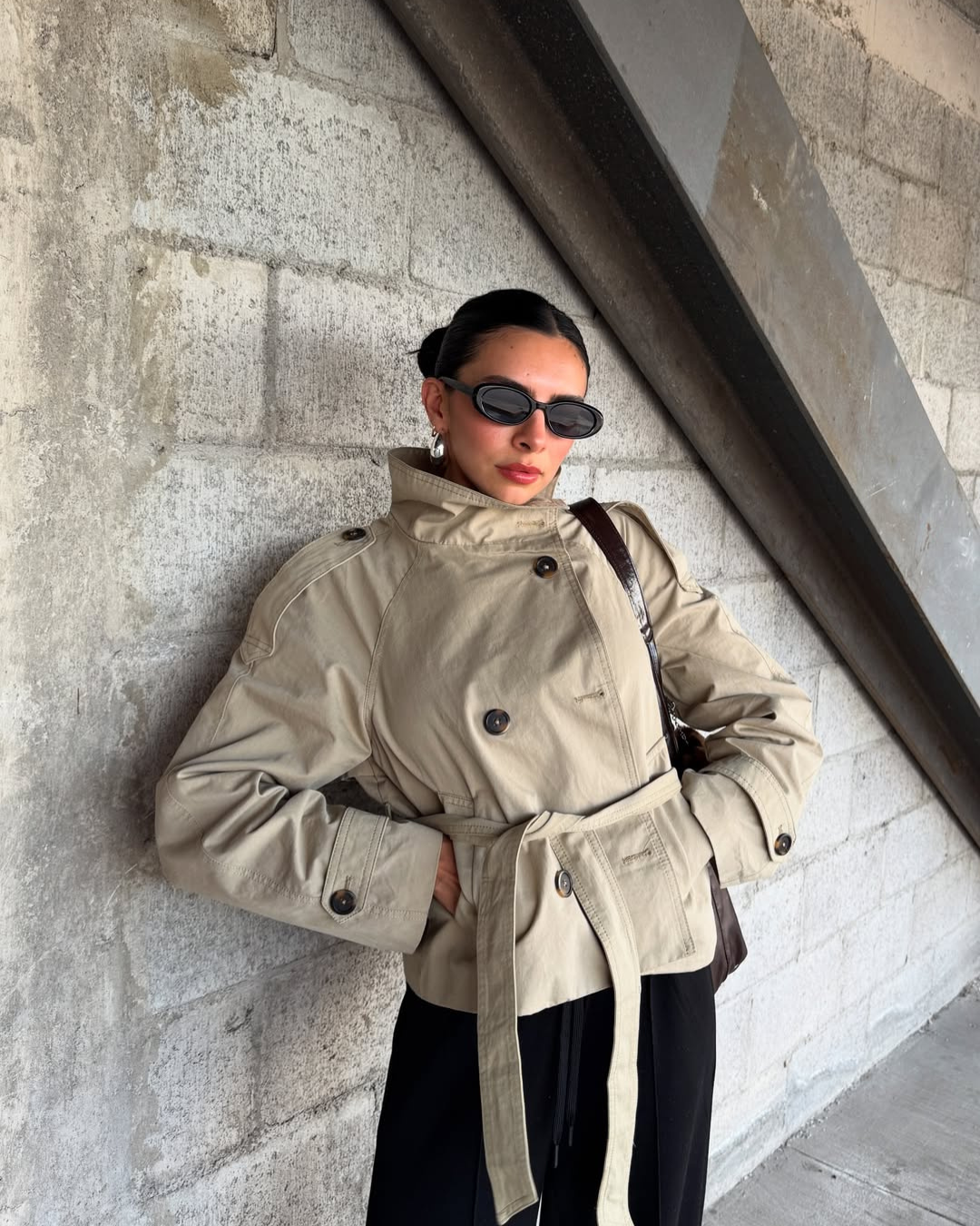 Idessa – Una gabardina corta con un toque moderno