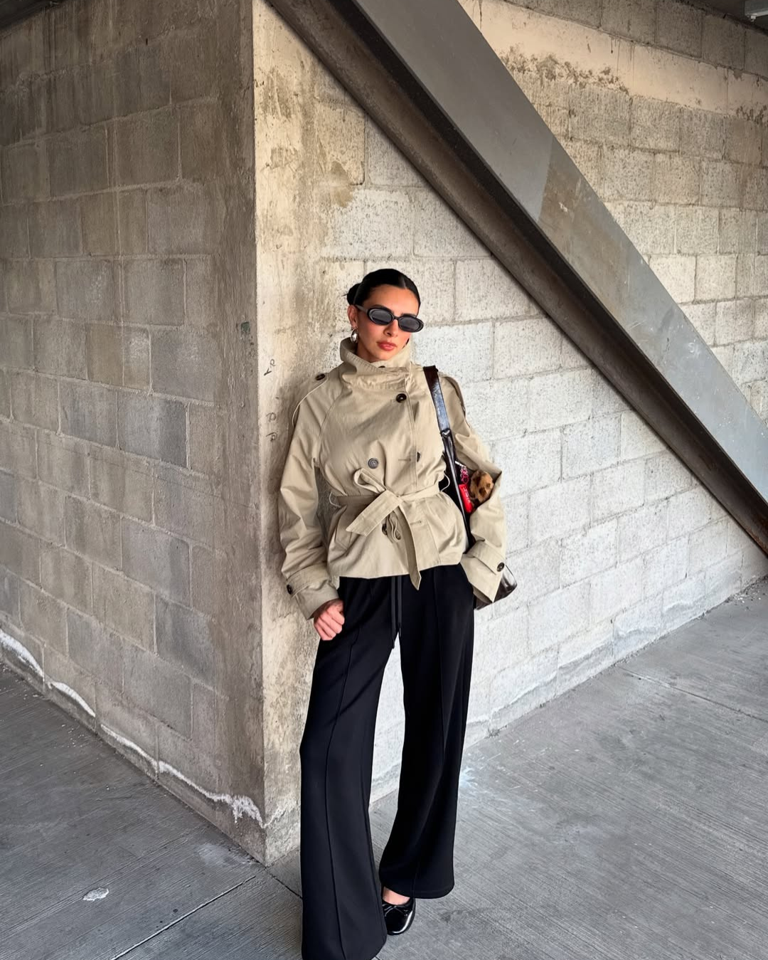 Idessa – Una gabardina corta con un toque moderno