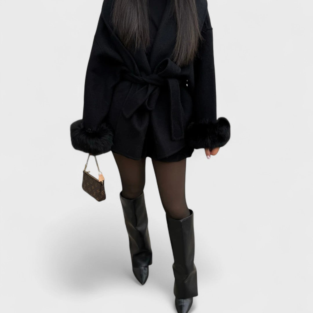 Liviana – Elegante abrigo con puños de piel