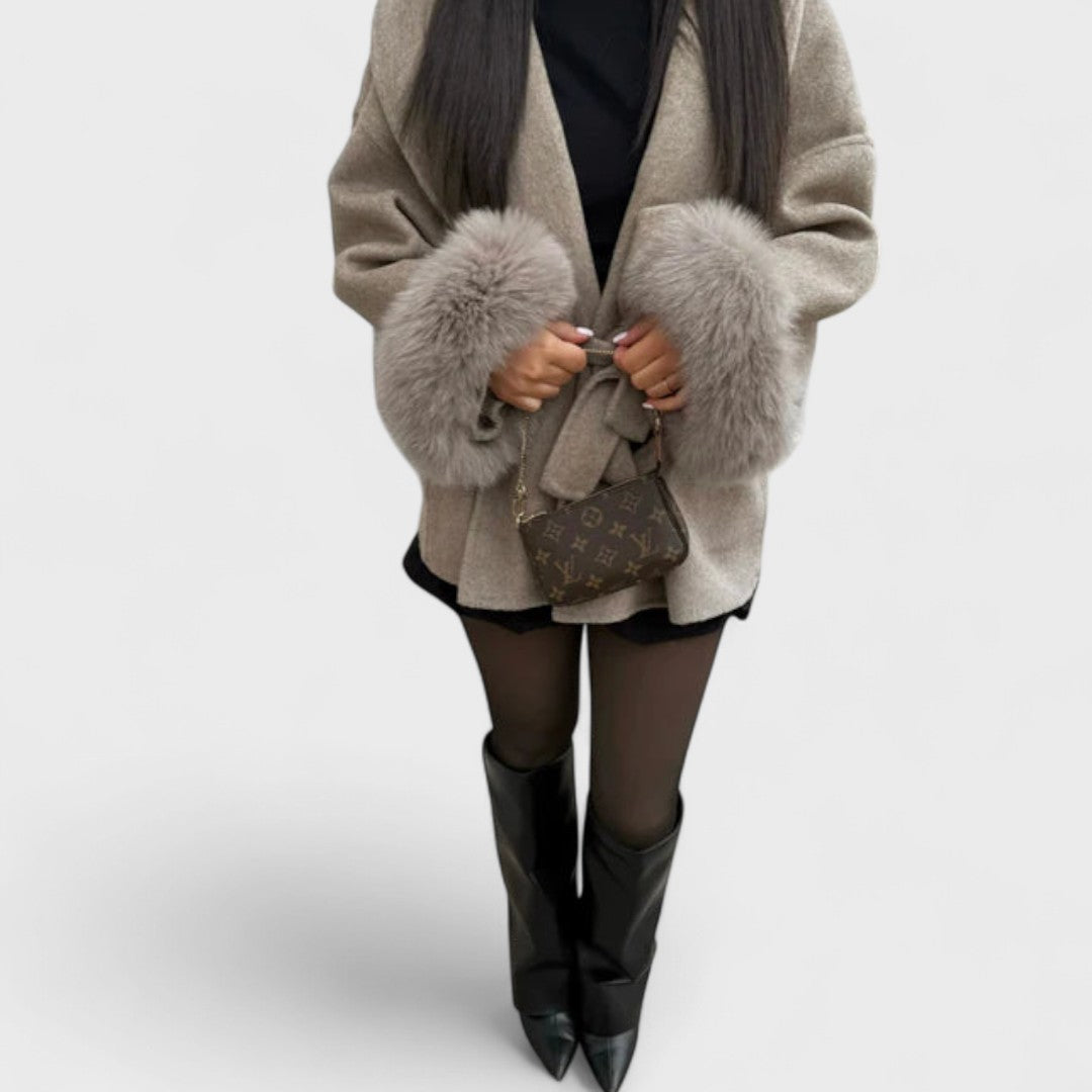 Liviana – Elegante abrigo con puños de piel