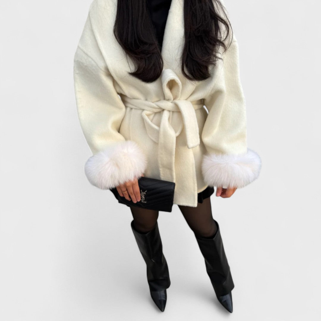 Liviana – Elegante abrigo con puños de piel