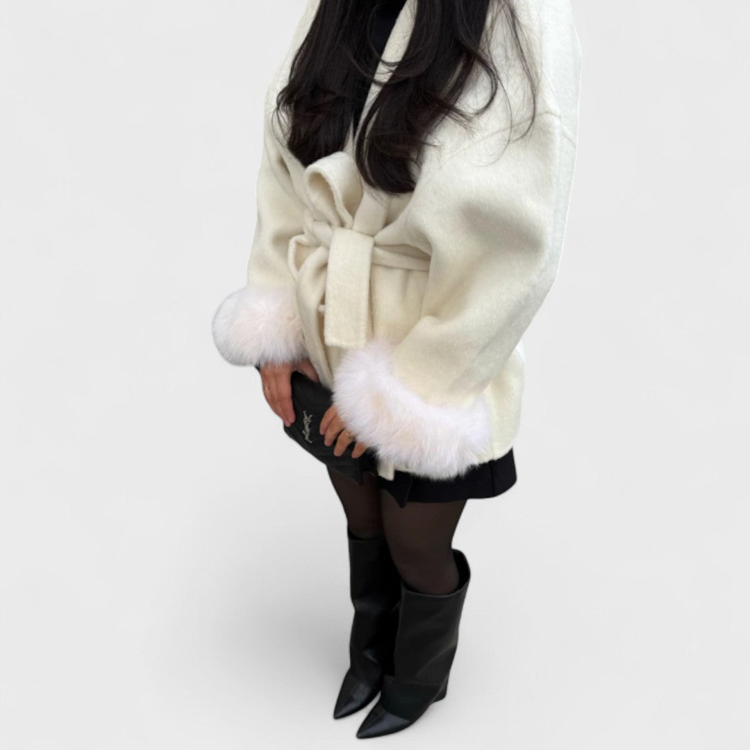 Liviana – Elegante abrigo con puños de piel