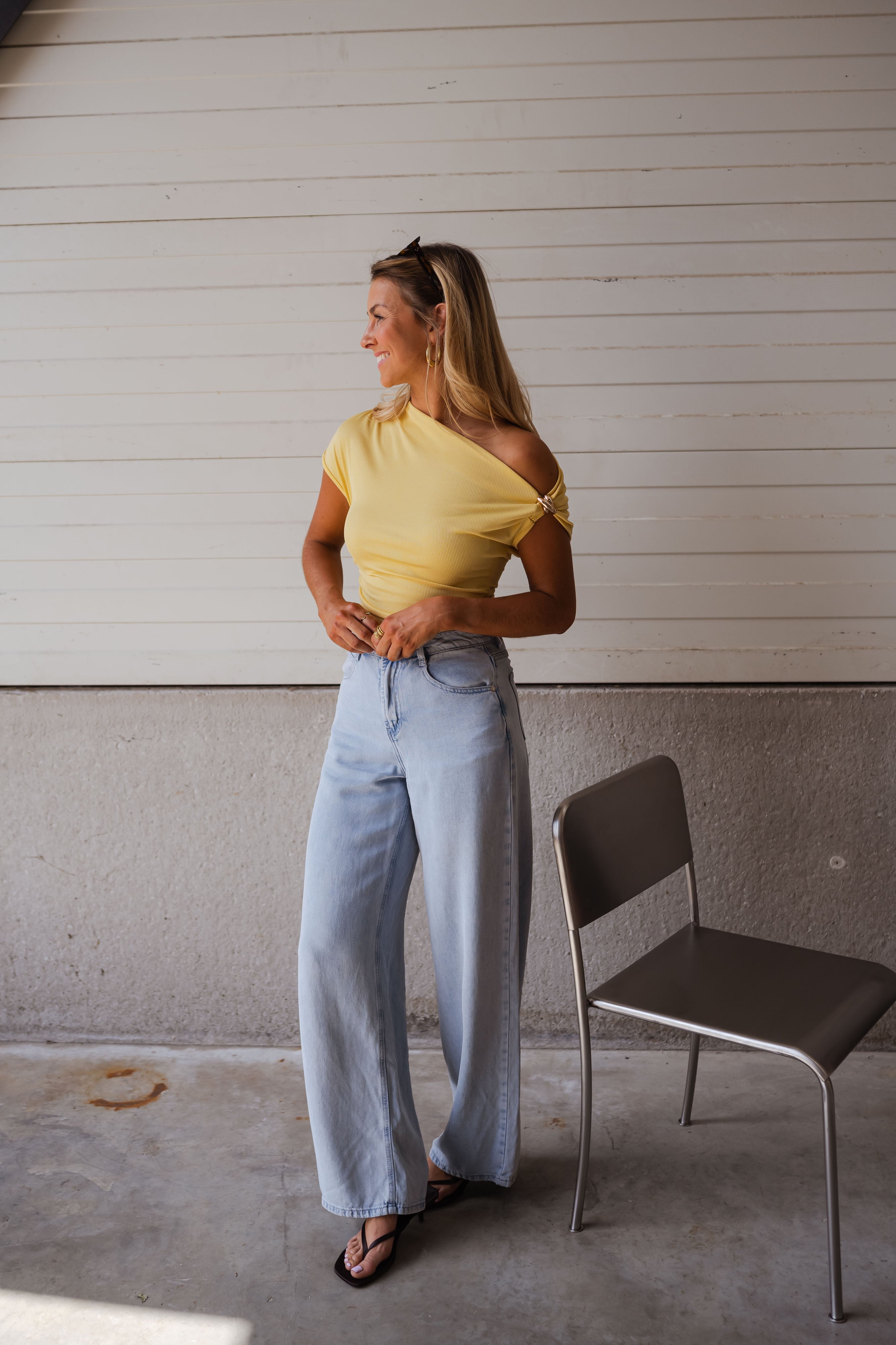 Ludwika – Camiseta con cuello asimétrico y detalle dorado
